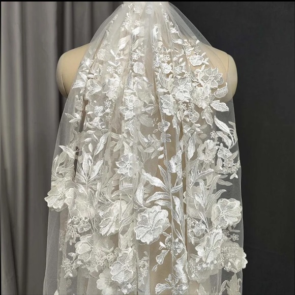 🆕 WALTZ VEIL in 3D Floral Lace Wedding Veil With Comb in IVORY 150cm (55-inches) - Picture 3 of 5